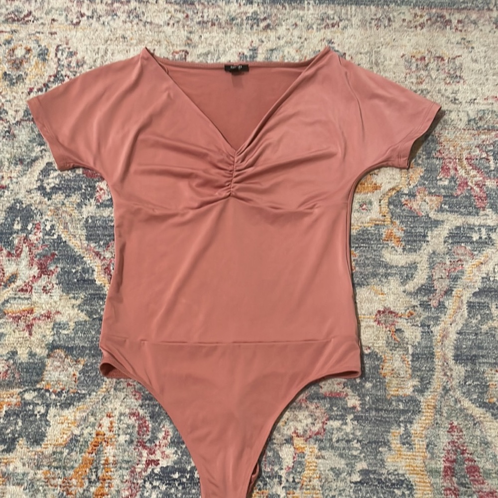 Scrunched v neck short sleeve body suit